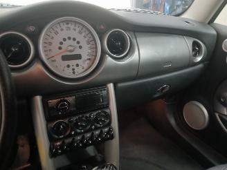Mini Mini Mini (R50/53) Hatchback 1.6 16V Cooper (W10-B16A) [85kW]  (06-2001/09-=
2006) picture 10