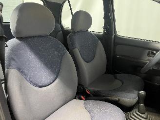 Nissan Micra Micra (K11) Hatchback 1.4 16V (CGA3DE) [60kW]  (09-2000/02-2003) picture 9