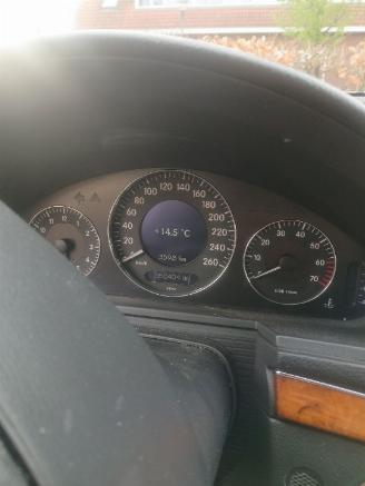 Mercedes E-klasse E (W211) Sedan 2.6 E-240 V6 18V (M112.913) [130kW]  (03-2002/12-2008) picture 2