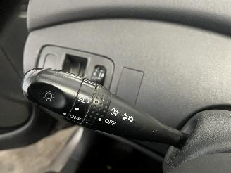 Toyota Yaris Yaris (P1) Hatchback 1.3 16V VVT-i (2SZFE) [64kW]  (04-2002/09-2005) picture 16