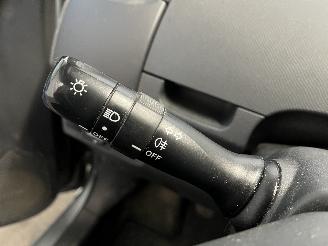 Toyota Yaris Yaris II (P9) Hatchback 1.3 16V VVT-i (2SZFE) [64kW]  (08-2005/11-2010=
) picture 16