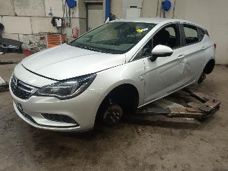 Vrakbiler auto Opel Astra Astra K Hatchback 5-drs 1.6 CDTI 110 16V (B16DTE(Euro 6)) [81kW]  (06-=
2015/12-2022) 2019