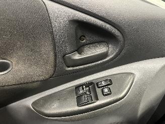 Toyota Yaris Yaris (P1) Hatchback 1.3 16V VVT-i (2SZFE) [64kW]  (04-2002/09-2005) picture 32