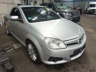 Opel Tigra Tigra Twin Top Cabrio 1.4 16V (Z14XEP(Euro 4)) [66kW]  (06-2004/12-201=
0) picture 2