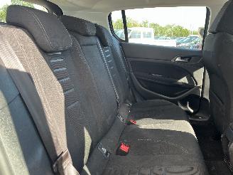 Peugeot 308 308 (L3/L8/LB/LH/LP) Hatchback 5-drs 1.2 12V VTi PureTech 82 (EB2F(HMZ=
)) [60kW]  (09-2013/06-2021) picture 15