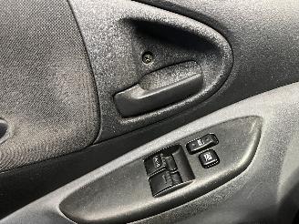 Toyota Yaris Yaris (P1) Hatchback 1.3 16V VVT-i (2SZFE) [64kW]  (04-2002/09-2005) picture 22