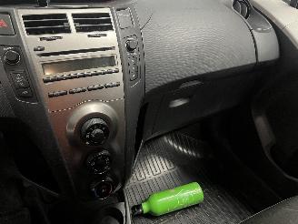 Toyota Yaris Yaris II (P9) Hatchback 1.0 12V VVT-i (1KR-FE) [51kW]  (08-2005/12-201=
1) picture 16