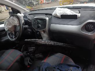 Peugeot 108 108 Hatchback 1.0 12V (1KRFE(CFB)) [51kW]  (05-2014/...) picture 5