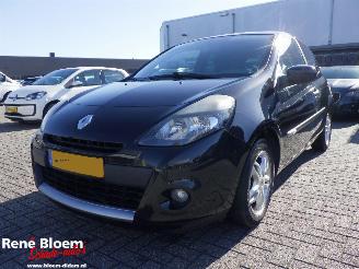 damaged passenger cars Renault Clio 1.5 DCI Parisienne Airco 2011/11