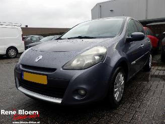 Damaged car Renault Clio 1.2 Collection 75pk Airco 2012/1