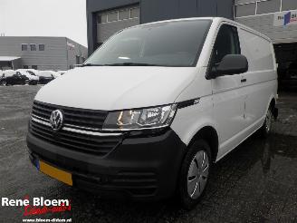 krockskadad bil bedrijf Volkswagen Transporter 2.0 TDI L1H1 2022/10