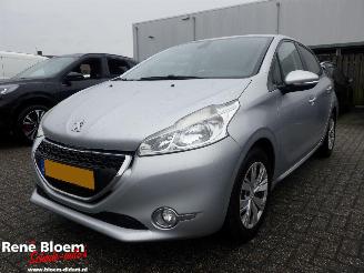 damaged passenger cars Peugeot 208 1.2 VTI Envy 5drs Airco 2013/1