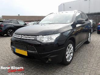 Vaurioauto  passenger cars Mitsubishi Outlander 2.0 PHEV Instyle 2013/11