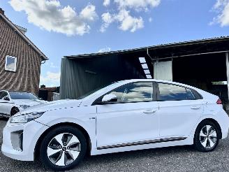 skadebil auto Hyundai Ioniq Comfort EV 120pk aut + f1 flippers - nap - 2x laadkabels - navi - camera - front + line assist - keyless entry + start 2018/2