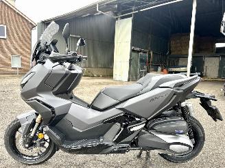 krockskadad bil motor Honda V-Strom 650 ADV 350A 29pk Matgrijs - keyless - handvat verwarming - abs - slechts 5284km gelopen - lichte krassen 2022/10