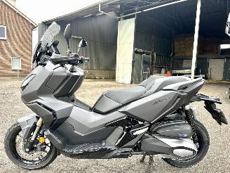 krockskadad bil motor Honda  ADV 350A 29pk Matgrijs - keyless - handvat verwarming - abs - slechts 5284km gelopen - lichte krassen 2022/10