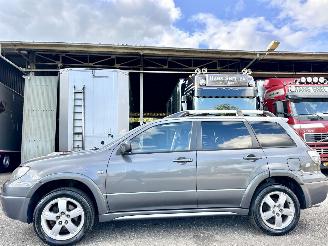 damaged passenger cars Mitsubishi Outlander 2.0 Turbo 201pk 4WD - uniek - 2x schuifdak - airco - leer + alcantara + stoelverw - privacy glass - rijdbaar 2005/3