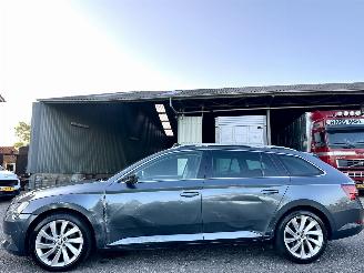 Schadeauto Skoda Superb 1.6 TDI 120pk dsg aut + f1 Style Bus - pano - nap - xenon - rest bpm 1300 - keyless - front + side + line assist - elektr klep 2017/4