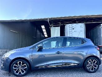 damaged passenger cars Renault Clio gereserveerd 0.9 TCe Turbo 90pk Intens 5drs - nap - clima - camera - navi - aux - usb - pdc v+a - keyless entry + start 2018/5