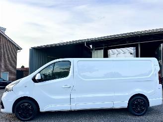 Schade bestelwagen Renault Trafic 1.6 dCi 90pk 6-bak T29 L2/H1 Comfort - nap - 3.pers - navi - airco - cruise - aux - usb - privacy glass - facelift 2016/1