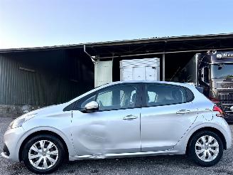 Schadeauto Peugeot 208 1.2 PureTech 82pk BlueLion 5drs - 86dkm nap - navi - cruise - pdc - airco - aux - usb - touchscreen - facelift 2018/2