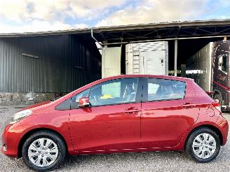Vaurioauto  passenger cars Toyota Yaris 1.3 VVT-i 99pk automaat + f1 Aspiration 5drs - nap - camera - airco - cruise - trekh - 4x nieuwe banden 2013/7
