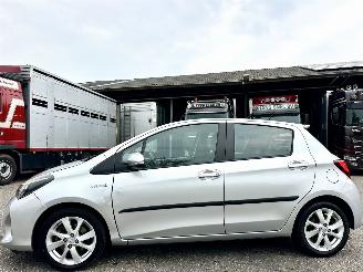 uszkodzony samochody osobowe Toyota Yaris 1.5 Hybrid 89pk automaat 5drs - nap - camera - clima - cruise - keyless entry + start - 2e eig - licht + regens 2015/7