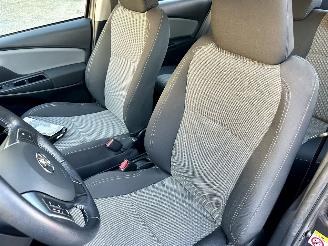 Toyota Yaris Gereserveerd 1.5 Hybrid 89pk automaat Aspiration 5drs - 52dkm nap - navi - camera - clima - cruise - facelift - rijdbaar picture 22