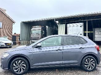 krockskadad bil auto Volkswagen Polo 1.0 TSI 95pk 7-traps aut + f1 Life Edition 5drs - nap - navi - camera - carplay - front + line assist 2024/12