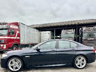 krockskadad bil auto BMW 5-serie 550i 4.4 V8 TwinTurbo 408pk 8-traps aut M-Sport - nap - b&o - schuifdak - massage - softclose - tv schermen - 360cam 2013/6