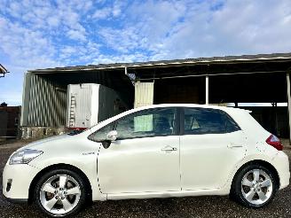 skadebil auto Toyota Auris 1.8 Full Hybrid 123pk aut Executive - nap - navi - camera - keyless entry + start - lmv + 4x goede banden 2011/1