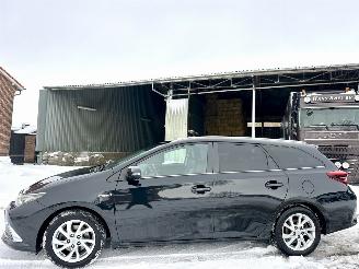 skadebil auto Toyota Auris Touring Sports Gereserveerd 1.8 Hybrid 123pk aut Exe - pano - nap - navi - camera - keyless - front + line + park assist 2017/6