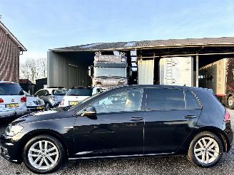 krockskadad bil auto Volkswagen Golf 1.5 TSI 131pk 7-Traps aut + f1 comf bns 5drs - carplay - front assist - acc - pdc v+a - inkl trekh - privacy glass 2019/2