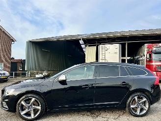 skadebil auto Volvo V-60 2.4 D5 Hybrid aut AWD R-Design - schuifdak - leer - nav - cam - front + line + side assist - harman/kardon 2015/12