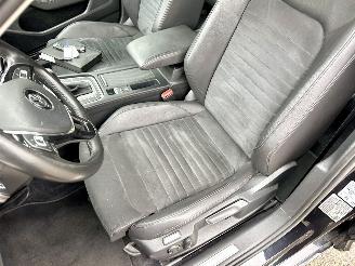 Volkswagen Passat 1.4 TSI 150pk 7-traps aut + f1 Highline sedan - navi - camera - front + line assist - stuurverw - stoelverw picture 44