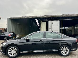 damaged passenger cars Volkswagen Passat 1.4 TSI 150pk 7-traps aut + f1 Highline sedan - navi - camera - front + line assist - stuurverw - stoelverw 2017/1
