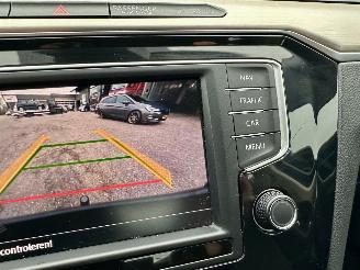 Volkswagen Passat 1.4 TSI 150pk 7-traps aut + f1 Highline sedan - navi - camera - front + line assist - stuurverw - stoelverw picture 28