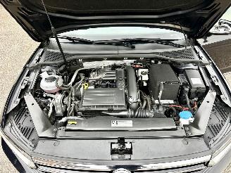 Volkswagen Passat 1.4 TSI 150pk 7-traps aut + f1 Highline sedan - navi - camera - front + line assist - stuurverw - stoelverw picture 14