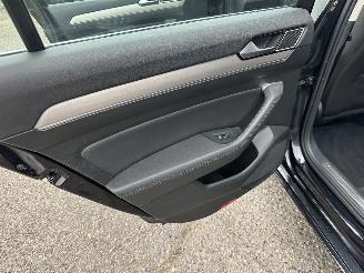 Volkswagen Passat 1.4 TSI 150pk 7-traps aut + f1 Highline sedan - navi - camera - front + line assist - stuurverw - stoelverw picture 59