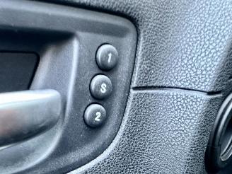 Lancia Thema 3.0D V6 Turbo 190pk aut Platinum - xenon - navi - leer - memory - elektr rollo - stoelverw v+a picture 30