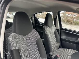 Toyota Aygo 1.0 VVT-i 68pk aut + f1 Aspiration - nap - airco - facelift - led - bleutooth - elektr ramen - slechts 75dkm picture 31