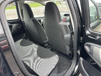 Toyota Aygo 1.0 VVT-i 68pk aut + f1 Aspiration - nap - airco - facelift - led - bleutooth - elektr ramen - slechts 75dkm picture 28