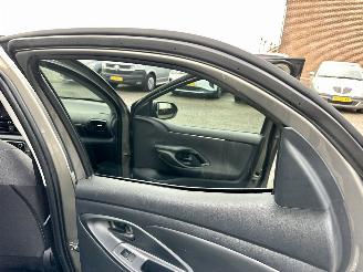 Toyota Yaris 1.5 Hybrid 115 automaat First Edition - nap - facelift - navi - camera - keyless - front + line assist - rijdbaar picture 56