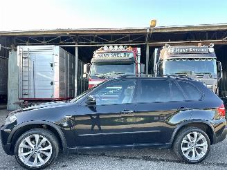 Unfallwagen BMW X5 xDrive30d 235pk 6-traps aut Executive 7Pers - nav - camera - leer + stoelverw - 20 inch m-sport - zwarte hemel - trekh 2010/2