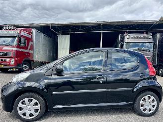 skadebil auto Peugeot 107 Gereserveerd 1.0-12v automaat 68pk XS 5drs - nap - carplay - airco - 49dkm - elektr ramen - toerenteller 2009/7