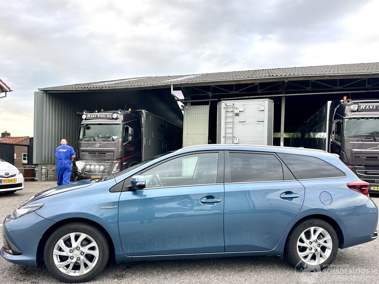 Toyota Auris Touring Sports 1.8 Hybrid 99pk aut Executive - facelift - camera - clima - cruise - privacy glass - licht + regensensor