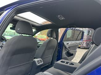 Volkswagen Golf 1.5 TSI is 150pk aut + f1 R-Line 5drs - pano - virtual - 19 inch - keyless - front + line assist - carplay - kameleon tint picture 23