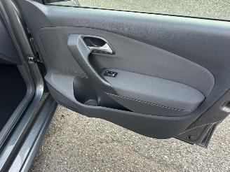 Volkswagen Polo Gereserveerd 1.2 TSI 105pk 6-bak Highline 5drs - 75dkm nap - clima + cruise contr - lmv - 4x elektr ramen - privacy glass picture 46