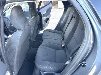 Volvo V-40 1.6 D2 114pk 6-bak Momentum - navi - camera - velgen - sfeerverl - getint glas - pdc - rijdbaar picture 23