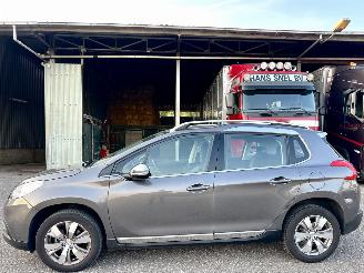 Schadeauto Peugeot 2008 1.2 PureTech 82pk aut + f1 Allure - 33dkm nap - 1e eig - navi - pdc v+a - lmv - clima + cruise 2015/5